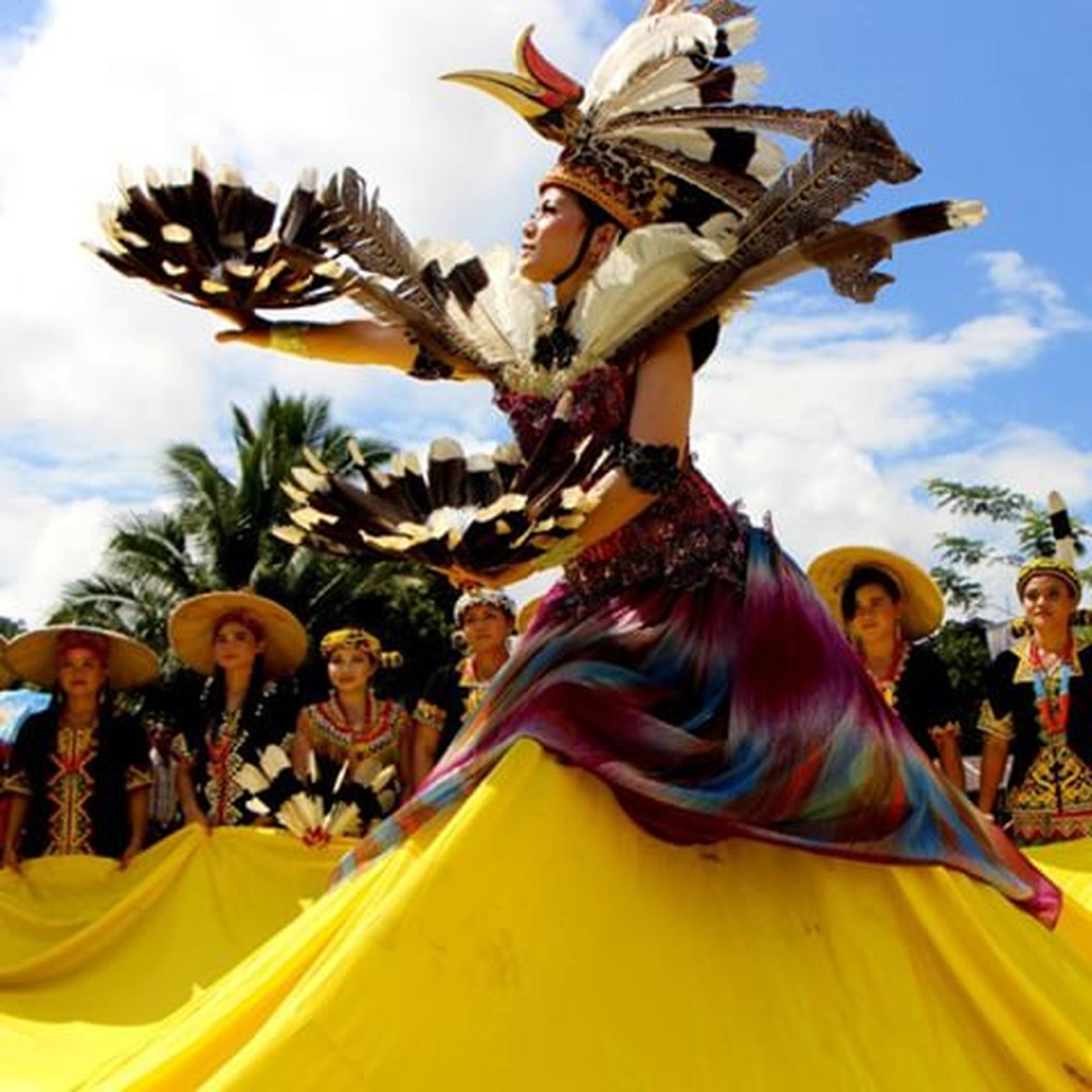 Pesta Tari Kolosal Meriahkan HUT Mahulu